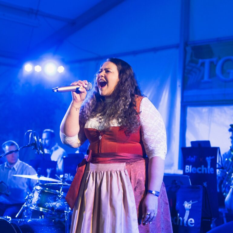 Heilix Blechle Sängerin singend - Eventfotograf Ostalbkreis