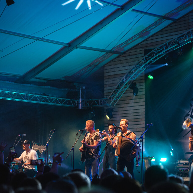 Fäaschtbänkler auf der Bühne in Neuler