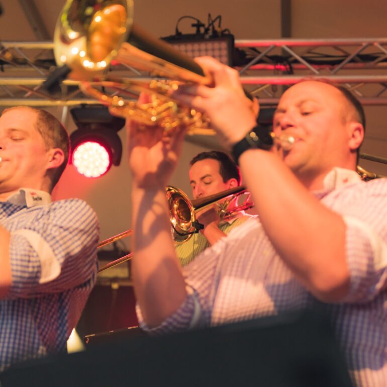 Trompetenspieler von unten