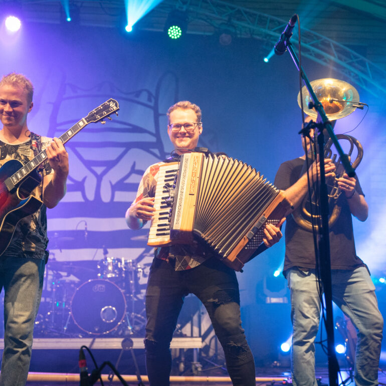 Band auf der Bühne singend - Eventfotograf Ostalbkreis