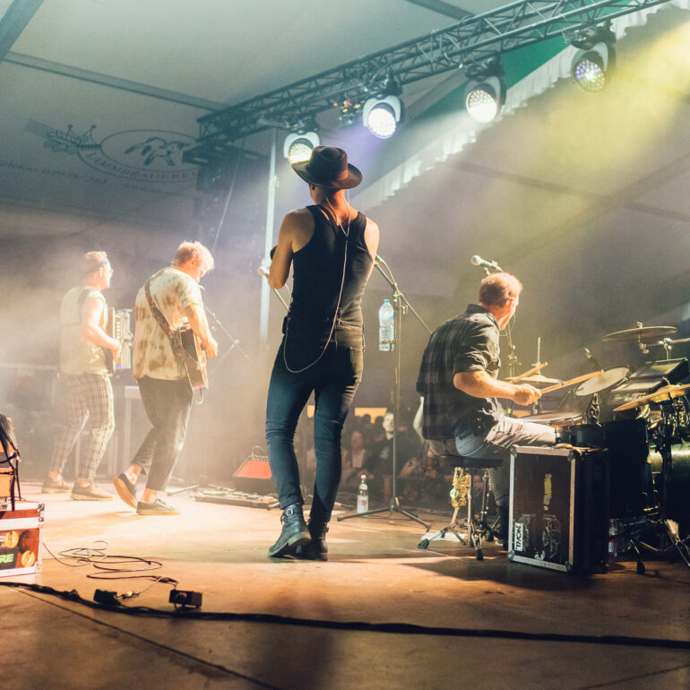 Fäaschtbänkler Konzert auf der Bühne im Festzelt in Pfersbach - Eventfotograf Ostalbkreis