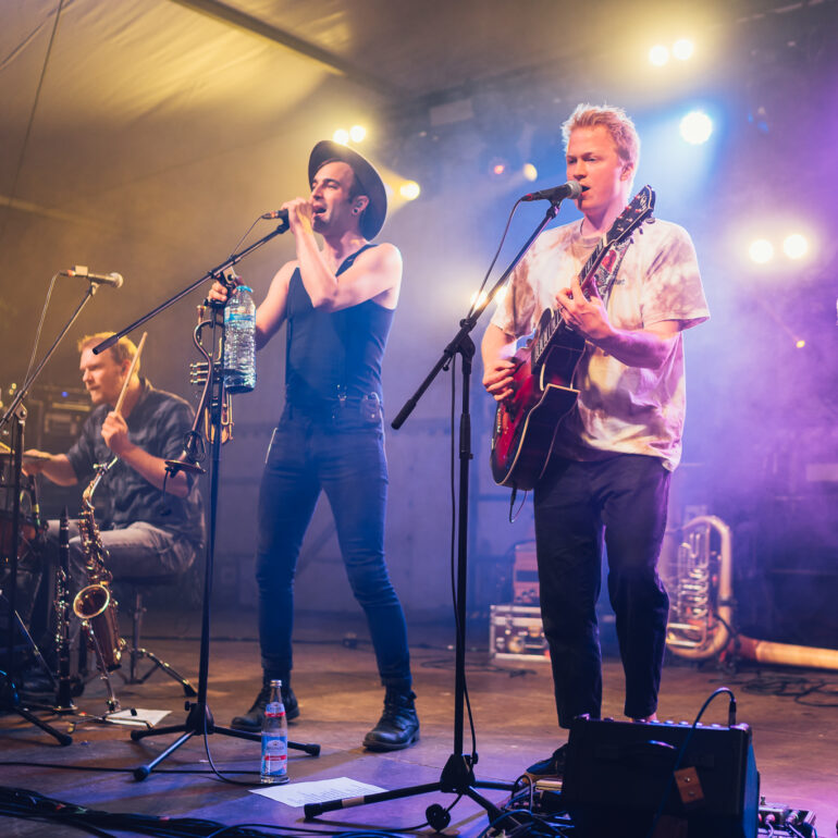 Gitarrenspieler und Sänger am Mikro singend - Eventfotograf Ostalbkreis