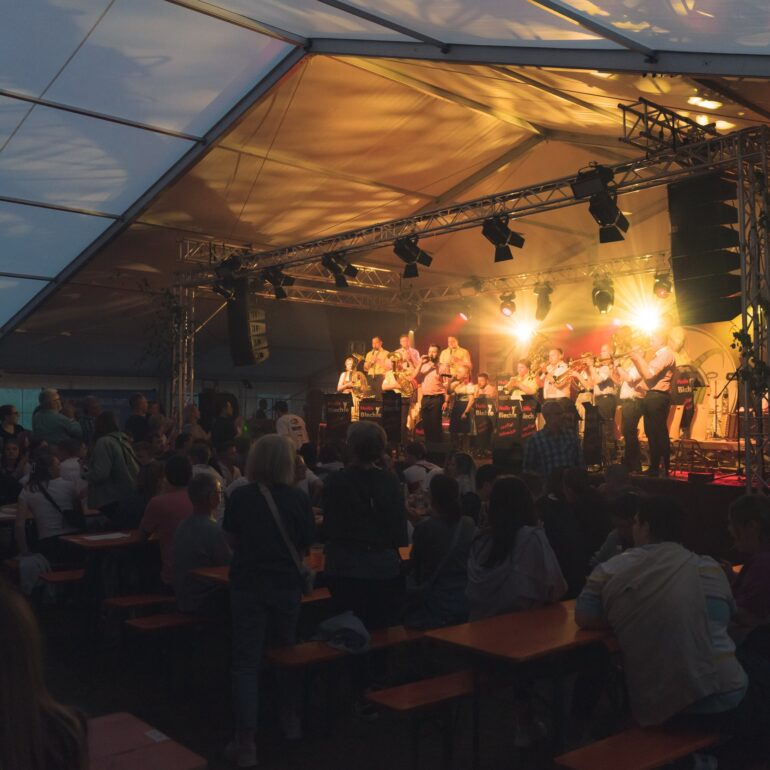 Heilix Blechle spielt im Festzelt im Ostalbkreis