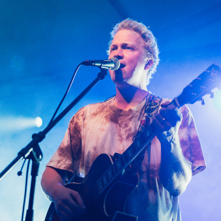 Gitarrenspieler am Mikro singend - Eventfotograf Ostalbkreis