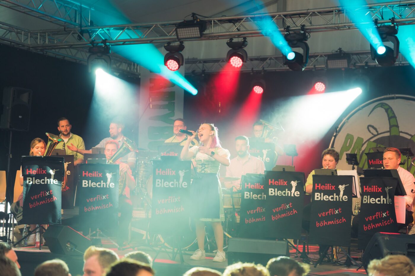 Sängerin angestrahlt von Licht auf der Bühne - Eventfotograf Ostalbkreis