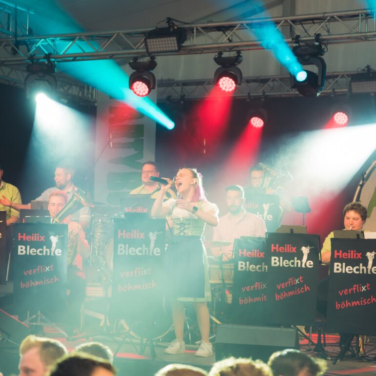 Sängerin angestrahlt von Licht auf der Bühne - Eventfotograf Ostalbkreis