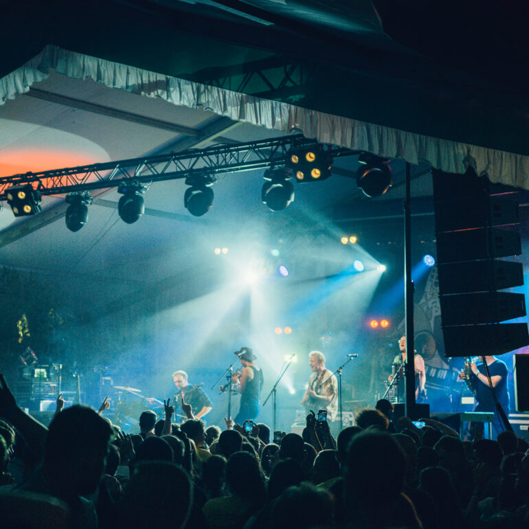 Fäaschtbänkler in Neuler, Ostalbkreis im Festzelt