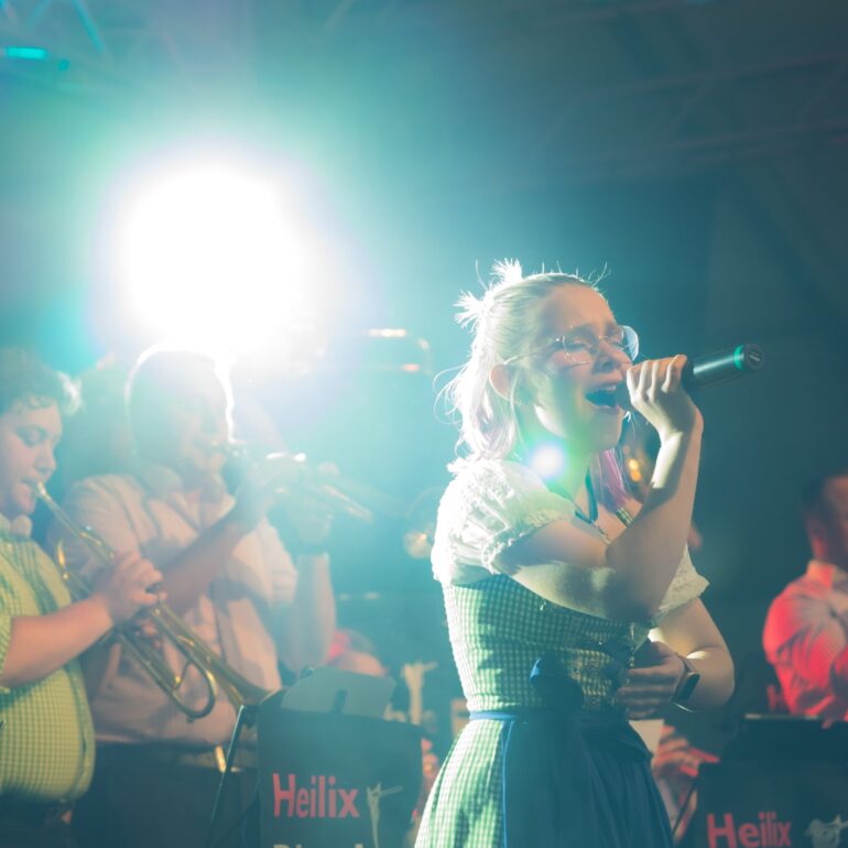 Sängerin singend mit Lichtreflexion - Eventfotograf Ostalbkreis