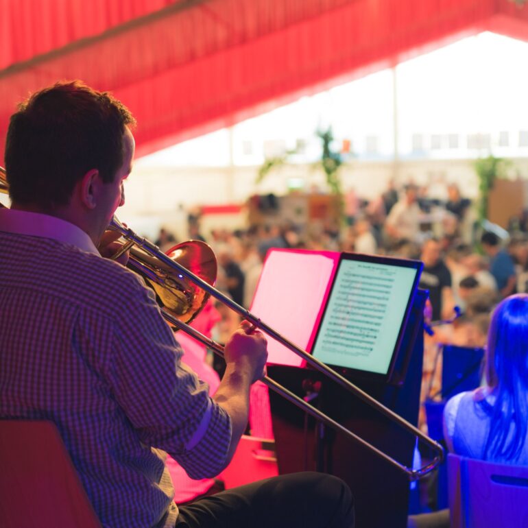 Foto Posaunenspieler auf der Bühne im Festzelt - Eventfotograf Ostalbkreis