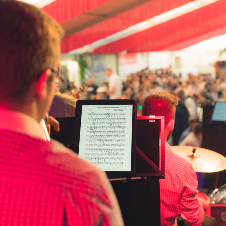 Foto über den Rücken, Noten auf dem Notenständer sehend