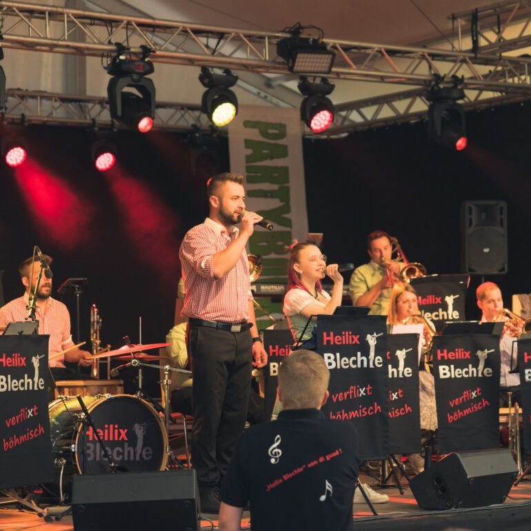 Heilix Blechle spielt Song, zwei Sänger singen