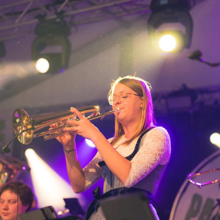 Flügelhornspielerin spielt Solo - Eventfotograf Ostalbkreis