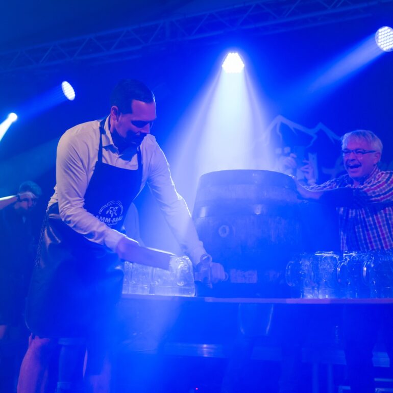 Bürgermeister Danny Kuhl Bierfass anstechen - Eventfotograf Ostalbkreis