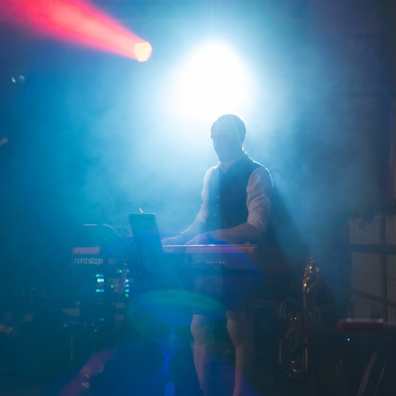 Allgäu Faeger am Keyboard spielend - Eventfotograf Ostalbkreis