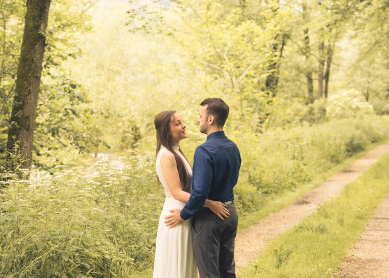 Brautpaar auf Waldweg stehend sich anschauend im Ostalbkreis