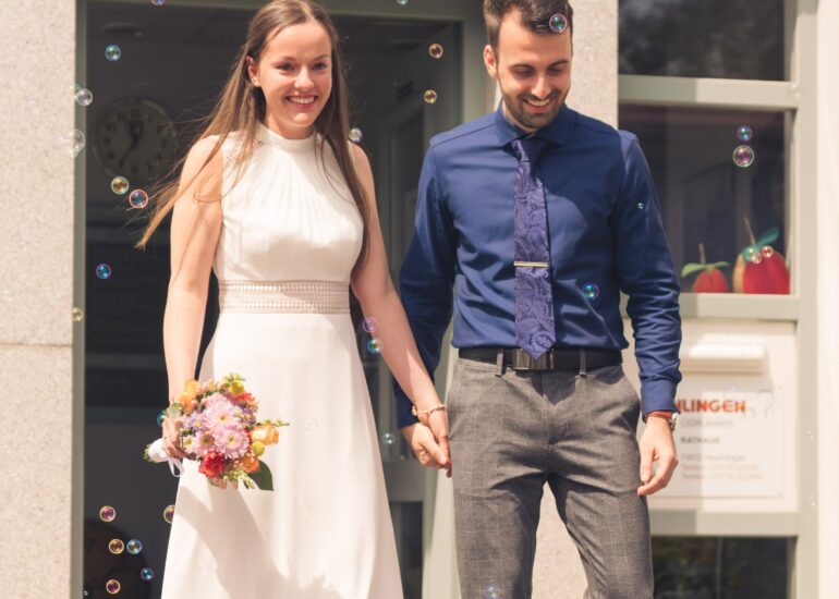 Brautpaar läuft aus Rathaus im Ostalbkreis