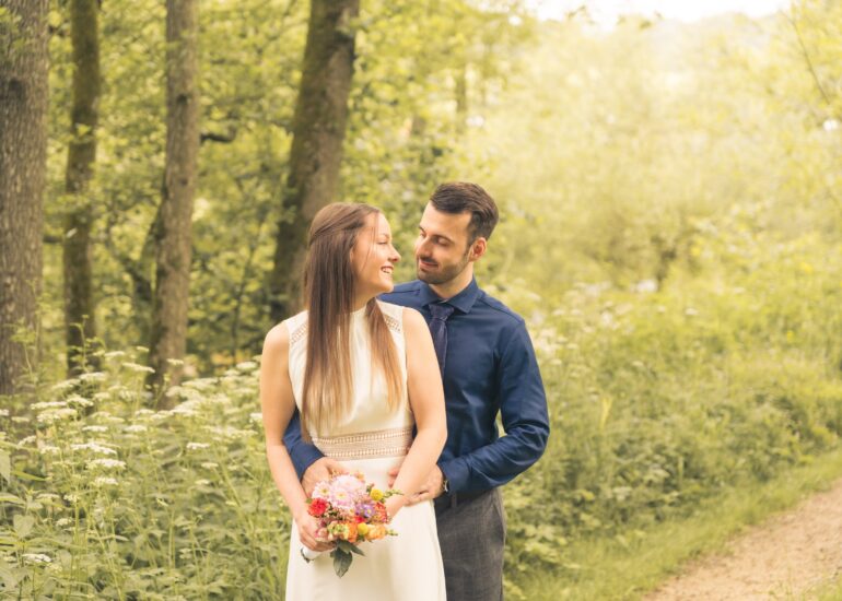 Brautpaar auf Waldweg