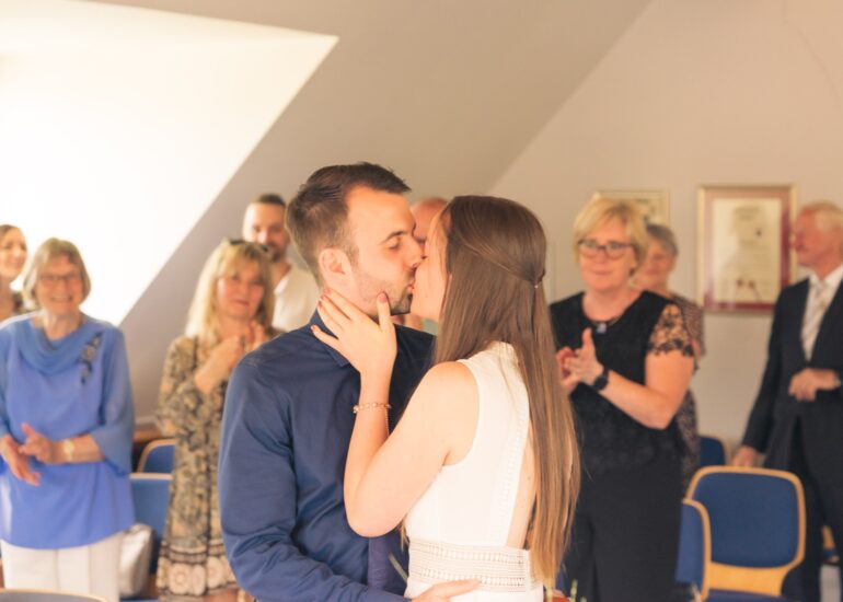 Brautpaar küssend nach Trauung Ostalbkreis