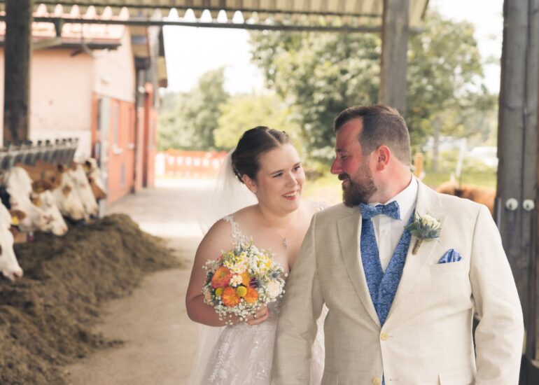 Brautpaar im Stall, Hochzeitsfotograf